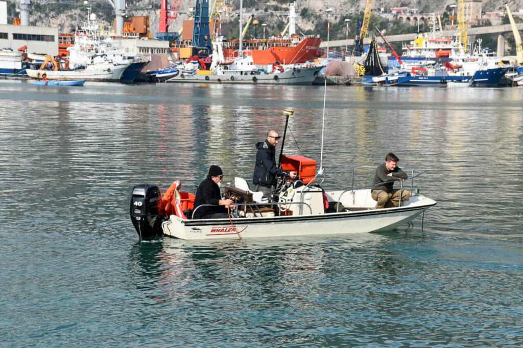 Assistenza e posizionamento GNSS durante la ricerca di ordigni bellici presso il porto di Salerno (SA). Adriarilievi
